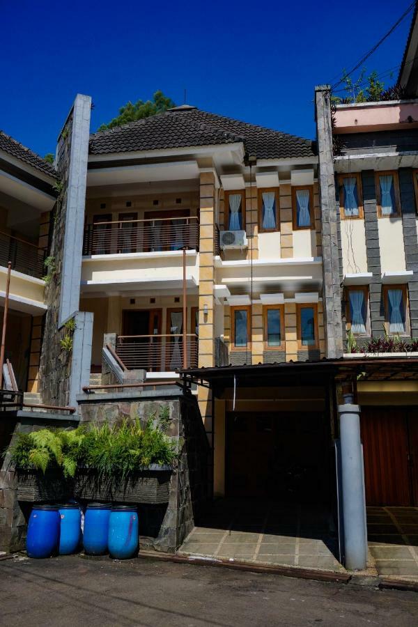 Larasmita Cisitu By Zenrra House Bandung